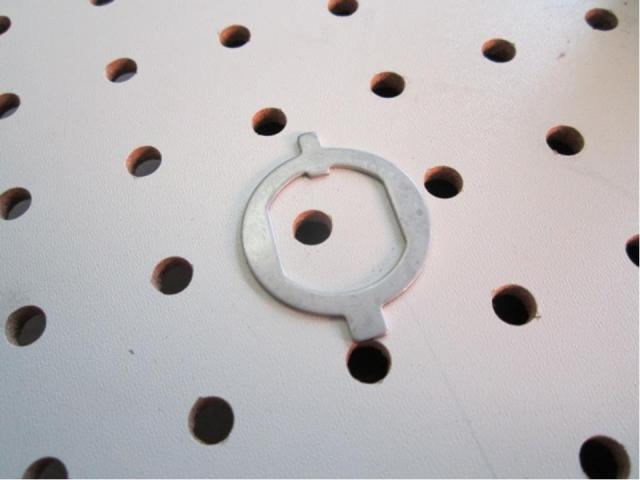  Remove the fixed washer by pulling it with your fingers.